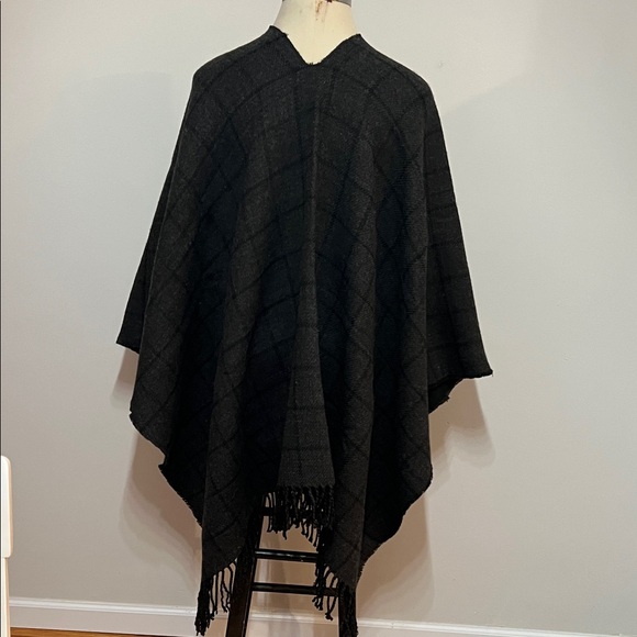 Elegant Black Plaid Women's Wrap Fringe Soft 100% Acrylic Versatile Layering - Picture 4 of 8
